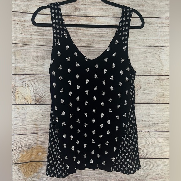 Old Navy Tops - 🤎3/$10 Old Navy Black and White Floral Tank Top Size Medium